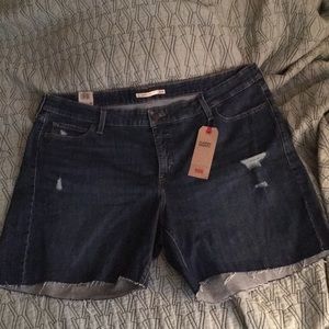 BNWT Levi’s classic shorts size 24W dark wash